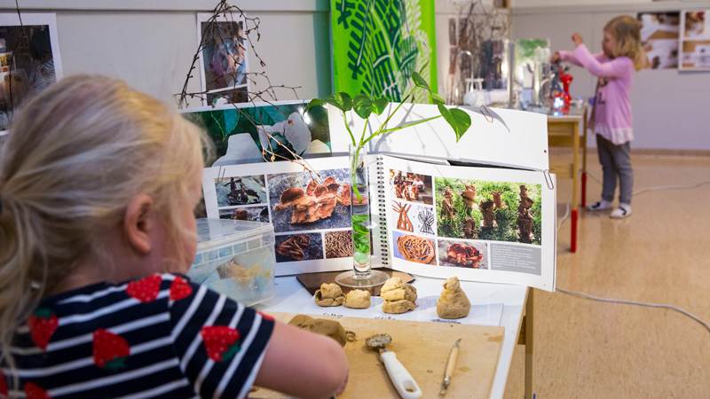 Barn i ateljén. Barn i ateljén.